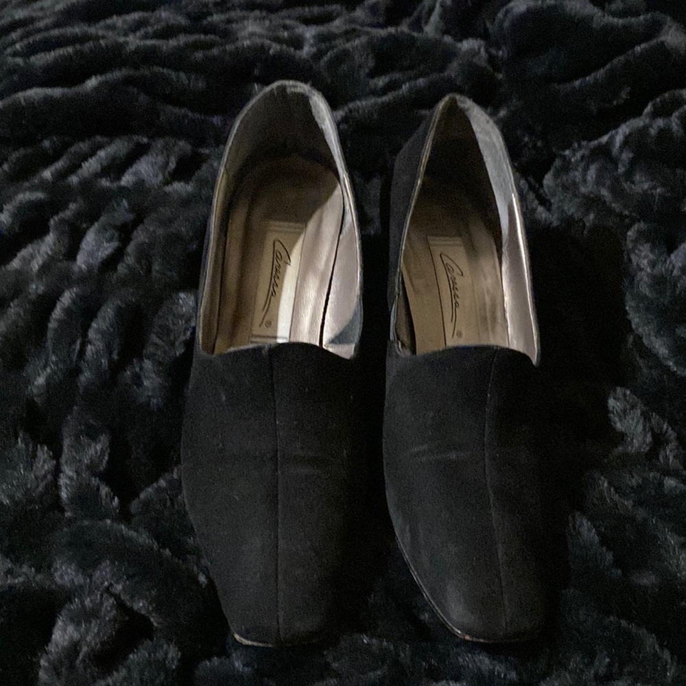 Caressa suede shoes. Size 9 medium. Heels wearing.